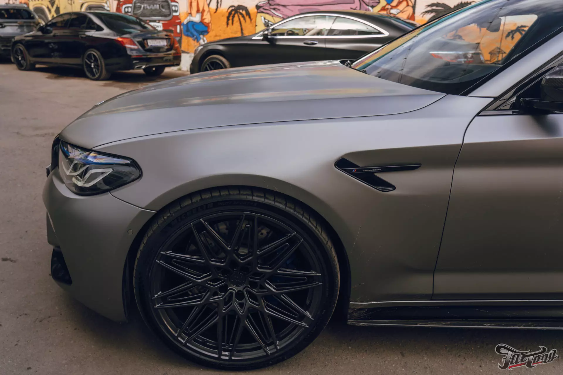 BMW M5. Новые кованые диски. Окрас дисков. Ремонт капота. Детейлинг